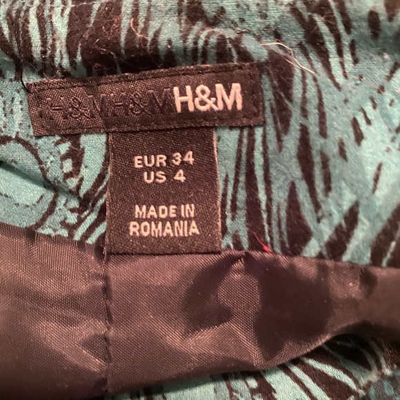 H&M Peacock skirt, Women’s 4, EUC, Forest green w/multi green feathers, side zip - Picture 5 of 6